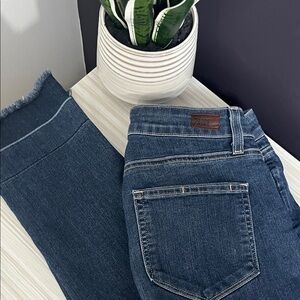 PAIGE Women's Dark Blue Ankle Jeans!! EUC 💙